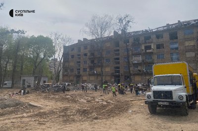 У Святошинському районі прибирають в пошкоджені квартири та замінюють вікна після атаки РФ У Святошинському районі прибирають в пошкоджені квартири та замінюють вікна після атаки РФ