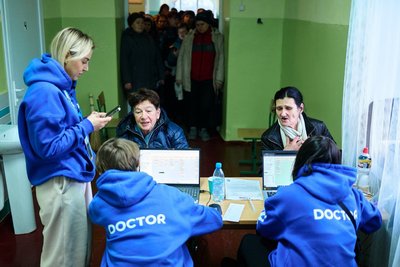 Медикиня Марина Дворська під час роботи від благодійної організації "Frida" Медикиня Марина Дворська під час роботи від благодійної організації "Frida"