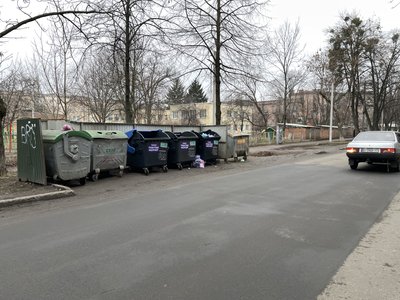"Народ бастує": чому у центрі Полтави люди викидають сміття на землю "Народ бастує": чому у центрі Полтави люди викидають сміття на землю