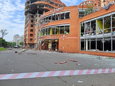 зруйнований бізнес-центр в Одесі зруйнований бізнес-центр в Одесі