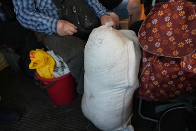 "Чую літак летить, а потім як жахне": навіщо люди їдуть за кілька кілометрів до "сірої зони" на Сумщині "Чую літак летить, а потім як жахне": навіщо люди їдуть за кілька кілометрів до "сірої зони" на Сумщині