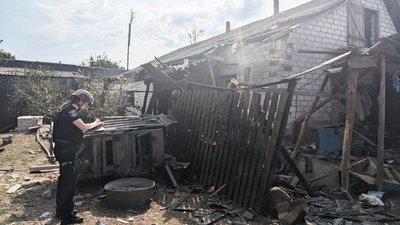 Армія РФ вдарила по житлових будинках у прикордонному селі на Чернігівщині Армія РФ вдарила по житлових будинках у прикордонному селі на Чернігівщині