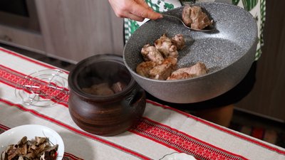 "Кулінарний спадок": господиня з Рівненщини поділилися традиційним рецептом реберець з грибами "Кулінарний спадок": господиня з Рівненщини поділилися традиційним рецептом реберець з грибами