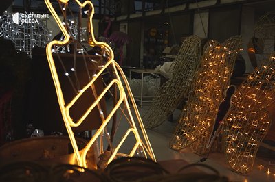 "Ми чарівники, які роблять свято": як на Одещині виготовляють новорічні прикраси "Ми чарівники, які роблять свято": як на Одещині виготовляють новорічні прикраси