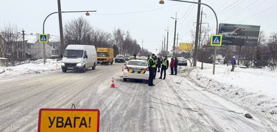 Слідчі оголосили підозру водієві, який на "зебрі" на смерть збив 63-річну жінку, 8 лютого 2026 року, Хмельницький Слідчі оголосили підозру водієві, який на "зебрі" на смерть збив 63-річну жінку, 8 лютого 2026 року, Хмельницький