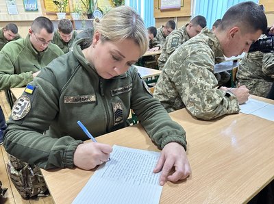 В Ужгороді троє нацгвардійців написали Радіодиктант національної єдності В Ужгороді троє нацгвардійців написали Радіодиктант національної єдності