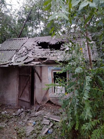 Зруйнований будинок на Донеччині Зруйнований будинок на Донеччині