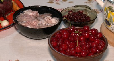 Волинська господиня поділилась рецептом борщу з вишнями