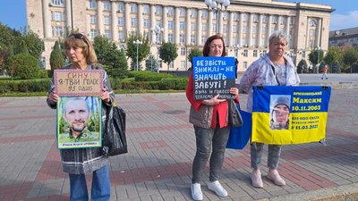 «Віримо, надіємося, чекаємо»: у Черкасах відбулася акція «Не мовчи — полон вбиває» «Віримо, надіємося, чекаємо»: у Черкасах відбулася акція «Не мовчи — полон вбиває»