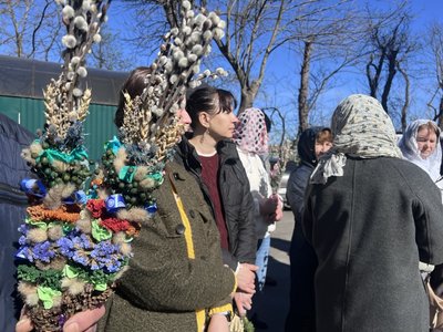 Прикрашене вербове гілля для освячення у храмі