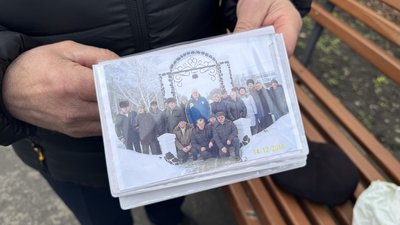 Василь Сидоренко, переселенець з Вільчі, показує фото з сімейного архіву Василь Сидоренко, переселенець з Вільчі, показує фото з сімейного архіву