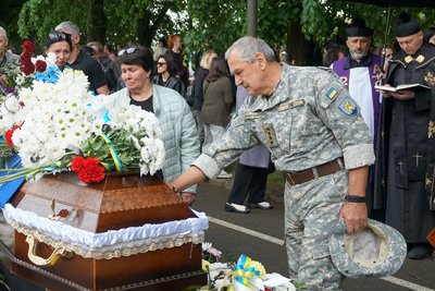 В Ужгороді попрощалися з полеглим захисником Павлом Ференсом В Ужгороді попрощалися з полеглим захисником Павлом Ференсом