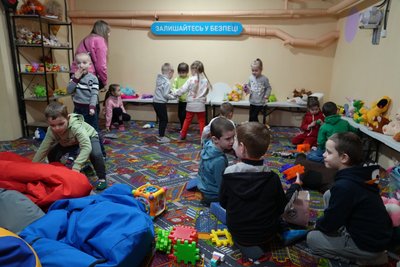 Дозвілля в укритті. У Херсоні в багатоповерхівці облаштували безпечний простір для дітей Дозвілля в укритті. У Херсоні в багатоповерхівці облаштували безпечний простір для дітей