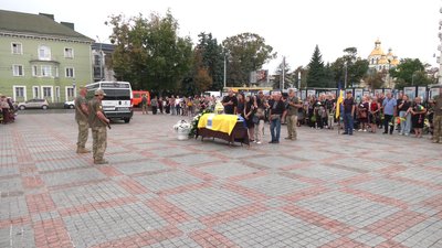 «Треба боротись за наші сім'ї»: з військовим Віктором Токарчуком попрощалися у Рівному «Треба боротись за наші сім'ї»: з військовим Віктором Токарчуком попрощалися у Рівному
