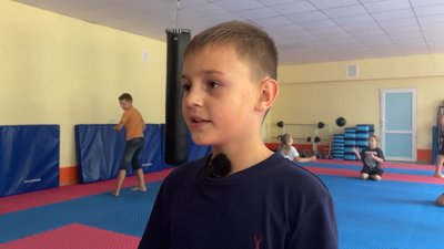 У селі на Чернігівщині за грантові кошти відкрили гурток з карате й запросили сім'ю переселенців, щоб був тренер У селі на Чернігівщині за грантові кошти відкрили гурток з карате й запросили сім'ю переселенців, щоб був тренер