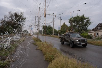 Військовий пікап проїжджає під антидроновими сітками поблизу Краматорська. Донеччина, вересень 2026 року Військовий пікап проїжджає під антидроновими сітками поблизу Краматорська. Донеччина, вересень 2026 року