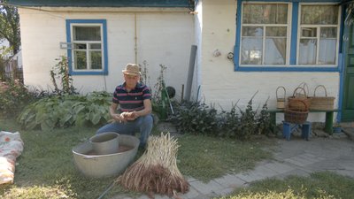 Передати ремесло: черкасець у ютубі вчить в’язати віники Передати ремесло: черкасець у ютубі вчить в’язати віники