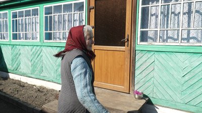 "Брали сокири і йшли працювати": історія Галини з Рівненщини, яка рубала дерева в лісництві