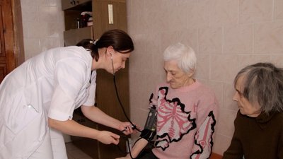 Дев’ятьох людей із Херсонщини евакуювали на Вінниччину: їм надають медичну та психологічну допомоги Дев’ятьох людей із Херсонщини евакуювали на Вінниччину: їм надають медичну та психологічну допомоги