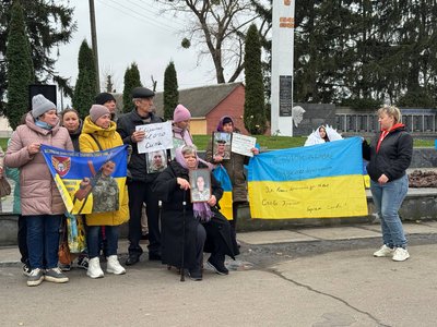 "Ми чекаємо": на Вінниччині пройшла акція на підтримку зниклих безвісти оборонців "Ми чекаємо": на Вінниччині пройшла акція на підтримку зниклих безвісти оборонців