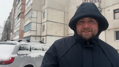 Дев'ятирічний Дамір Тимощук з Бердичева сам прибирає сніг біля свого будинку Дев'ятирічний Дамір Тимощук з Бердичева сам прибирає сніг біля свого будинку