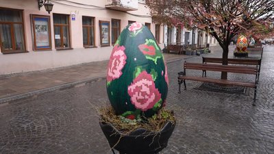 Вулицю Кобилянської у Чернівцях прикрасили до Великодня: встановили метрові писанки