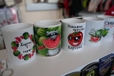 «Махнути на дачу з річпорта»: херсонці створили принти зі спогадами про рідне місто «Махнути на дачу з річпорта»: херсонці створили принти зі спогадами про рідне місто
