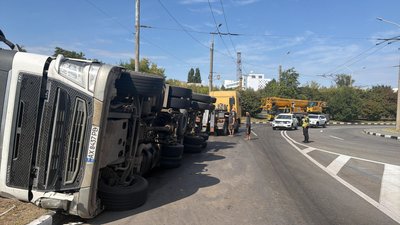 Люди біля вантажівки, яка перекинулася на дорозі Люди біля вантажівки, яка перекинулася на дорозі
