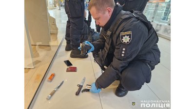 Підозрюваному у нападі на двох жінок в ТРЦ Hollywood у Чернігові загрожує від 10 років і до довічного Підозрюваному у нападі на двох жінок в ТРЦ Hollywood у Чернігові загрожує від 10 років і до довічного