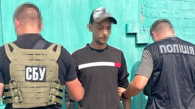 На Черкащині затримали ексвійськового, якого підозрюють у незаконному продажі зброї та боєприпасів На Черкащині затримали ексвійськового, якого підозрюють у незаконному продажі зброї та боєприпасів
