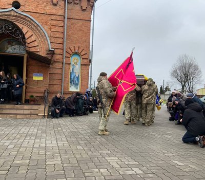 На Хмельниччині в останню путь провели військового Андрія Франкова На Хмельниччині в останню путь провели військового Андрія Франкова
