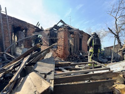Рятувальники на місці влучання у Новобаварському районі Харкова, 6 травня 2026 року Рятувальники на місці влучання у Новобаварському районі Харкова, 6 травня 2026 року