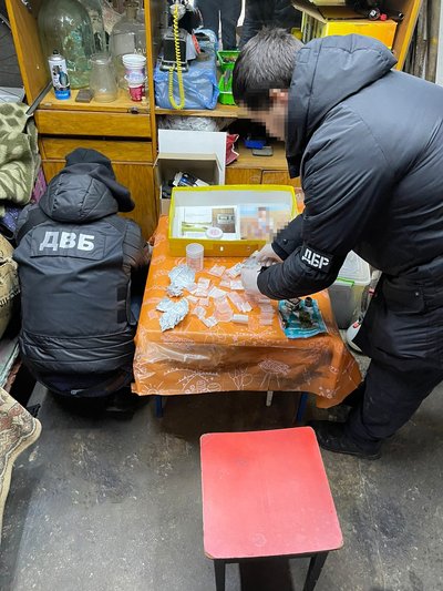 Налагоджував постачання наркотиків у прифронтові регіони: ДБР оголосило підозру правоохоронцю з Житомирщини Налагоджував постачання наркотиків у прифронтові регіони: ДБР оголосило підозру правоохоронцю з Житомирщини
