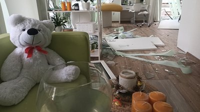 "Головне, що всі живі": кияни прибирають пошкоджені "Шахедом" квартири