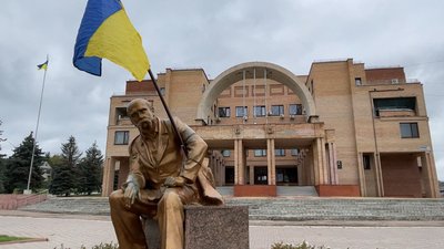 Пам'ятник Тарасу Шевченку у центрі Балаклії, вересень 2022 року