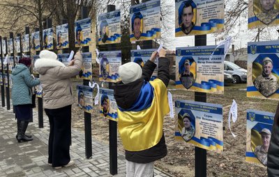 В селищі на Волині рідні полонених і зниклих безвісти вийшли на акцію підтримки В селищі на Волині рідні полонених і зниклих безвісти вийшли на акцію підтримки