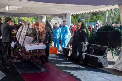 "Я досі не вірю": в Одесі попрощалися з депутатом міськради Олександром Іваницьким, якого знайшли мертвим в авто "Я досі не вірю": в Одесі попрощалися з депутатом міськради Олександром Іваницьким, якого знайшли мертвим в авто