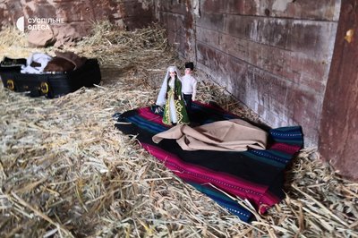 80-ті роковини депортації кримськотатарського народу: в Одесі провели перфоманс на залізничному вокзалі 80-ті роковини депортації кримськотатарського народу: в Одесі провели перфоманс на залізничному вокзалі
