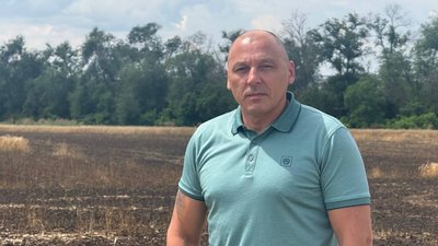 "Працюємо як на передовій". Директор сільгосппідприємства з Нікопольщини про жнива під постійними атаками РФ "Працюємо як на передовій". Директор сільгосппідприємства з Нікопольщини про жнива під постійними атаками РФ