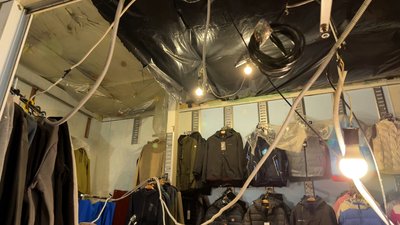 У павільйоні ремонтують електрику після обстрілу Краматорськ Донецька область 2 грудня 2025 рік У павільйоні ремонтують електрику після обстрілу Краматорськ Донецька область 2 грудня 2025 рік