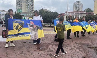 Учасники акції закликають хмельничан не бути байдужими, робити фото та поширювати інформацію Учасники акції закликають хмельничан не бути байдужими, робити фото та поширювати інформацію