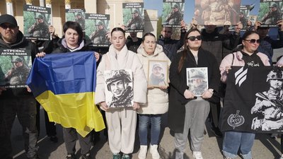 Треті роковини: у Вінниці вшанували пам’ять захисника Дениса "Трейна" Бабія Треті роковини: у Вінниці вшанували пам’ять захисника Дениса "Трейна" Бабія