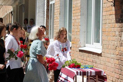 Покладання квітів до меморіальних дошок