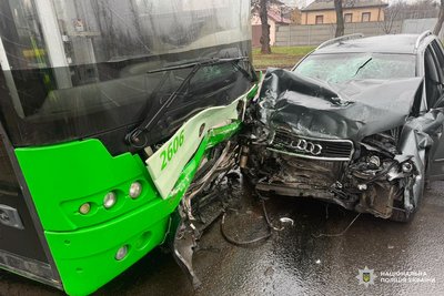 У Харкові водій Audi врізався у тролейбус на проспекті Байрона У Харкові водій Audi врізався у тролейбус на проспекті Байрона