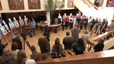 "Малюю серцем": виставку картин вдів та матерів загиблих воїнів презентували у Рівному "Малюю серцем": виставку картин вдів та матерів загиблих воїнів презентували у Рівному