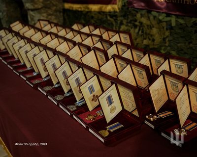 Воїни 95-ї десантно-штурмової бригади отримали нагороди від генерала Сирського Воїни 95-ї десантно-штурмової бригади отримали нагороди від генерала Сирського