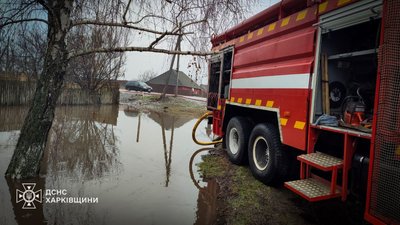 На Харківщині рятувальники відкачують воду після підтоплень 15 лютого 2026 року На Харківщині рятувальники відкачують воду після підтоплень 15 лютого 2026 року