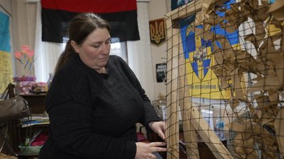Плетіння сіток на фронт: як волонтери з Вінниччини підтримують українських військових Плетіння сіток на фронт: як волонтери з Вінниччини підтримують українських військових