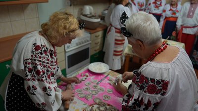 "З маком та ще й з медовою підливкою". У Сумах готували вареники "З маком та ще й з медовою підливкою". У Сумах готували вареники