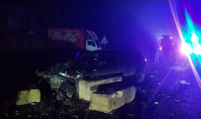 Авто в'їхало в бетонний блок на Харківщині через ДТП 11 грудня Авто в'їхало в бетонний блок на Харківщині через ДТП 11 грудня
